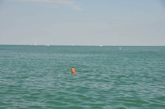 Nadando no lago Michigan, em Chicago, estado de Illinois, nos Estados Unidos